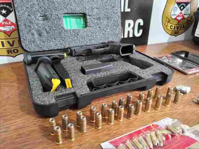 Operação do Denarc e 1° DP prende dois e apreende droga, munições e arma furtada de transportadora