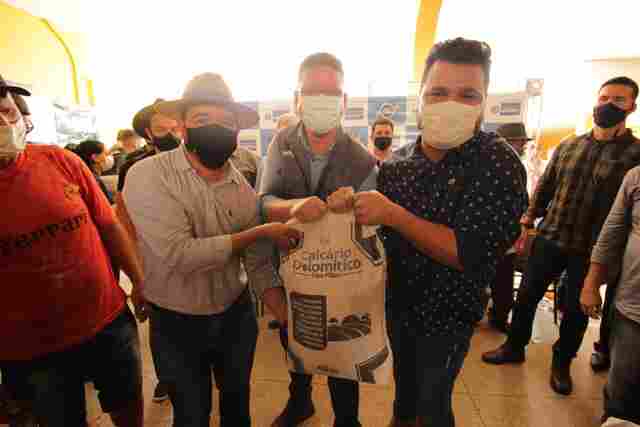 Deputado Marcelo Cruz realiza entrega de calcário em Extrema, e pede à volta da residência do DER no distrito