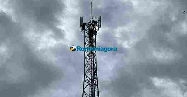 Homem sobe em torre de telefonia e Bombeiros tentam resgate