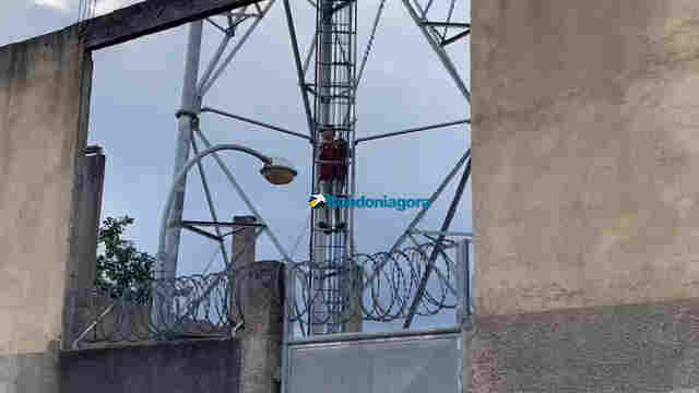 Vídeo: Jovem desce de torre de telefonia após mobilizar grande estrutura do Corpo de Bombeiros