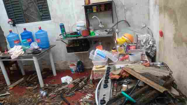 Famílias que tiveram casas atingidas por tornado pedem ajuda