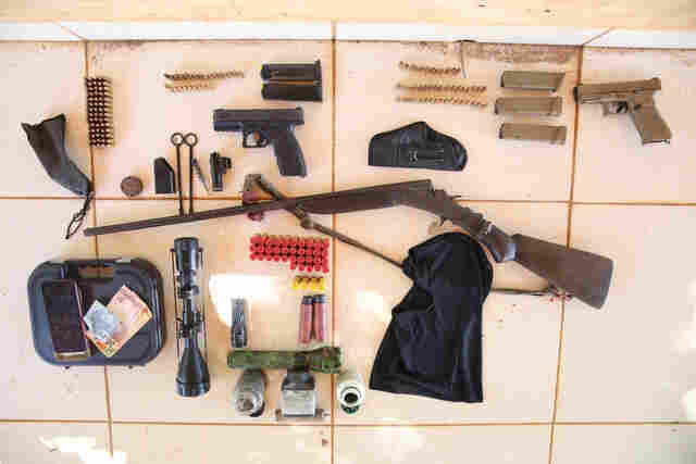 Três armas e mais de 200 munições foram encontradas com suspeito de matar PMs e comparsa