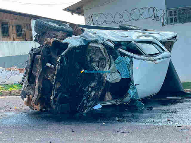 Motorista capota veículo no centro da capital