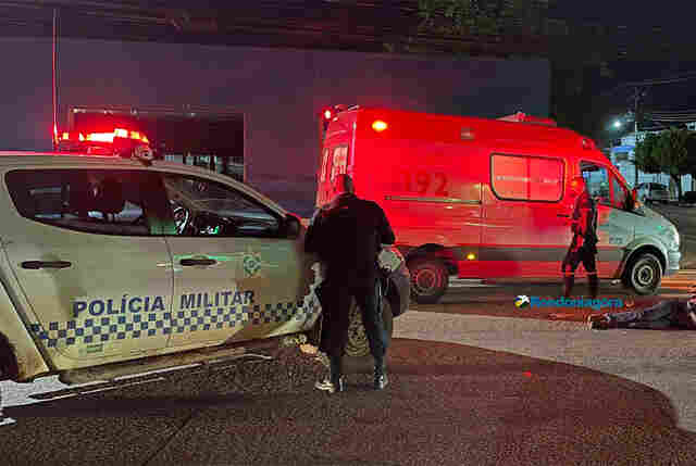 Homem é esfaqueado e fica jogado no meio da rua