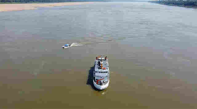 Navios da Marinha realizam sondagem no rio Madeira no período da seca durante levantamento hidrográfico