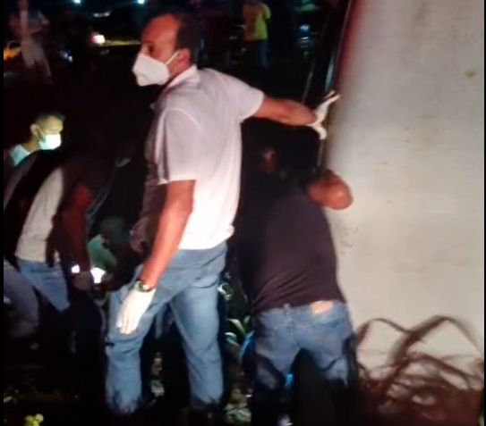 Vídeo: Ônibus tomba na entrada de Itapuã do Oeste e deixa feridos