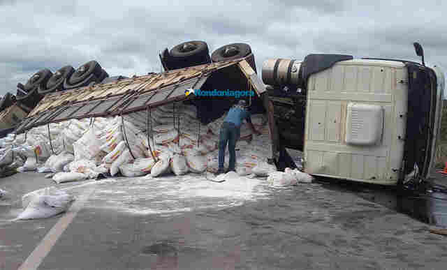 Nove horas após caminhão tombar em Candeias, tráfego na BR-364 é liberado