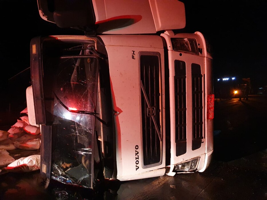 Carreta tomba na BR-364 em Candeias do Jamari e rodovia é interditada