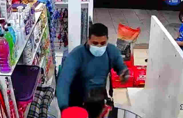 Vídeo mostra bandido armado assaltando pet shop na capital