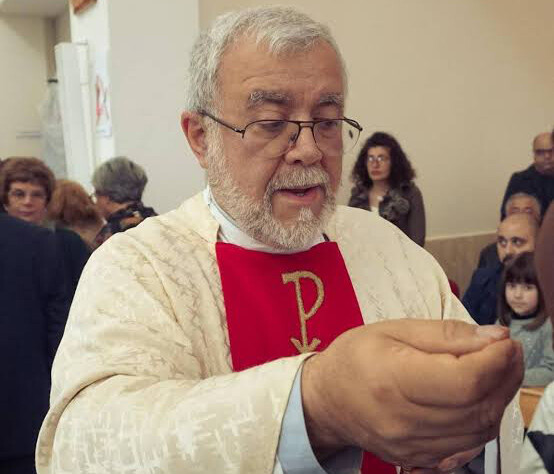 Padre Enzo inaugura "Muro das Mãos Amigas", em homenagem aos que ajudaram a construir a Associação São Tiago Maior
