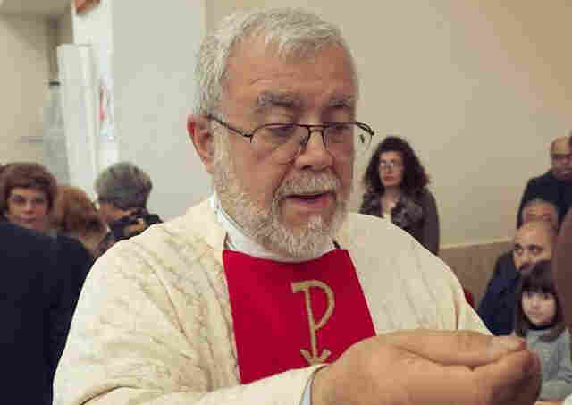 Padre Enzo inaugura "Muro das Mãos Amigas", em homenagem aos que ajudaram a construir a Associação São Tiago Maior