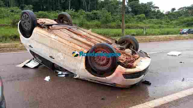 Motorista fica gravemente ferido em capotamento na BR-364, na capital