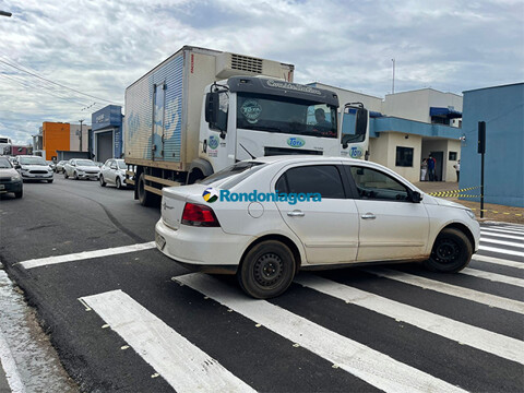 Caminhão desvia de bloqueio e causa acidente na capital