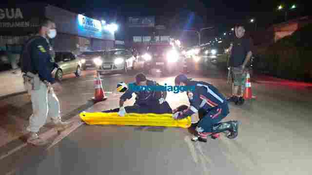 Duas pessoas são socorridas após acidente na rua da Beira