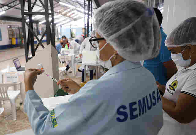 De 11 mortos por covid-19 registrados na segunda-feira, 7 não haviam tomado nenhuma dose de vacina