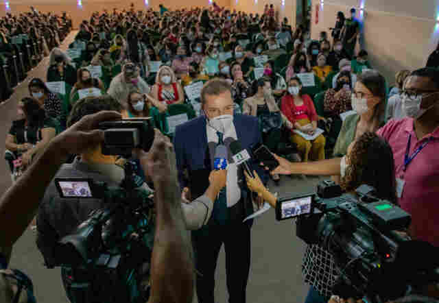 Prefeito anuncia bonificação de fim de ano de R$ 2.800 a professores em sala de aula