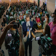Prefeito anuncia bonifica&ccedil;&atilde;o de fim de ano de R$ 2.800 a professores em sala de aula