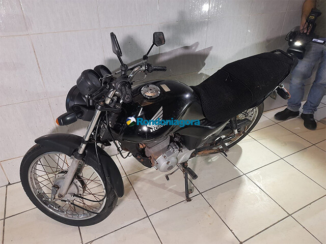 Homem compra moto roubada e esposa acaba presa pela PM