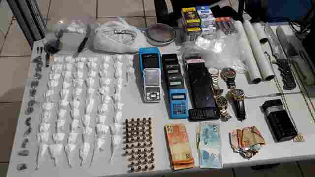 Bando é preso com drogas, celulares e munições após denúncia