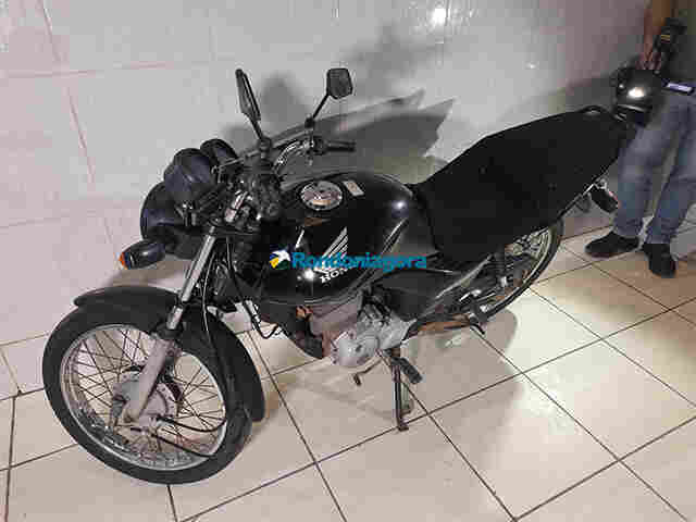 Homem compra moto roubada e esposa acaba presa pela PM