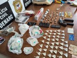 Tinham vigilncia com cmeras: trio  preso com drogas, arma e munies em casa da zona leste