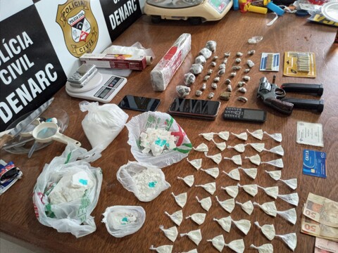 Tinham vigilância com câmeras: trio é preso com drogas, arma e munições em casa da zona leste
