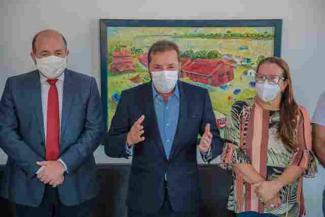 Hildon anuncia bonificação de R$ 2.050 aos profissionais de apoio da Educação