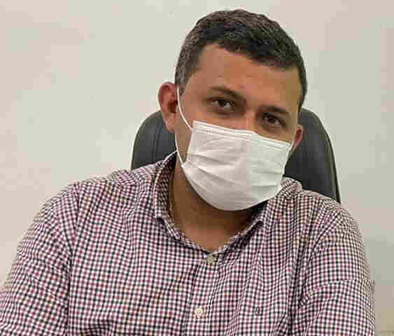 Quatro criminosos invadiram casa do prefeito de Candeias e levaram carro, arma, joias e quatro telefones