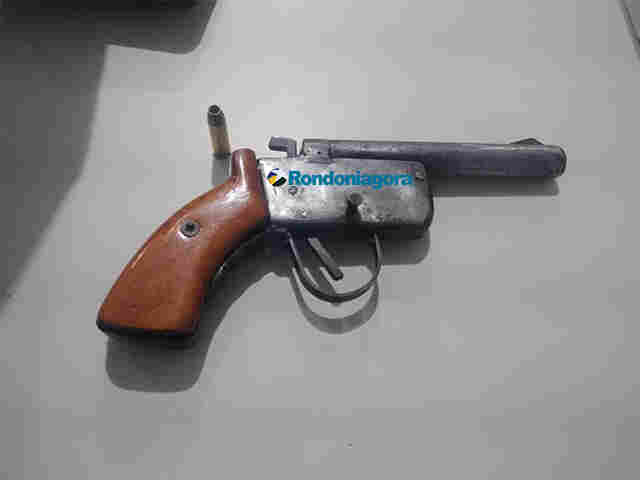 Homem armado ameaça dona de comércio e acaba espancado e preso