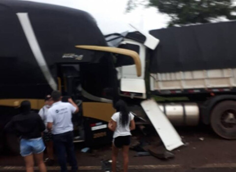 Colisão frontal entre ônibus e carreta deixa três pessoas mortas na BR-364