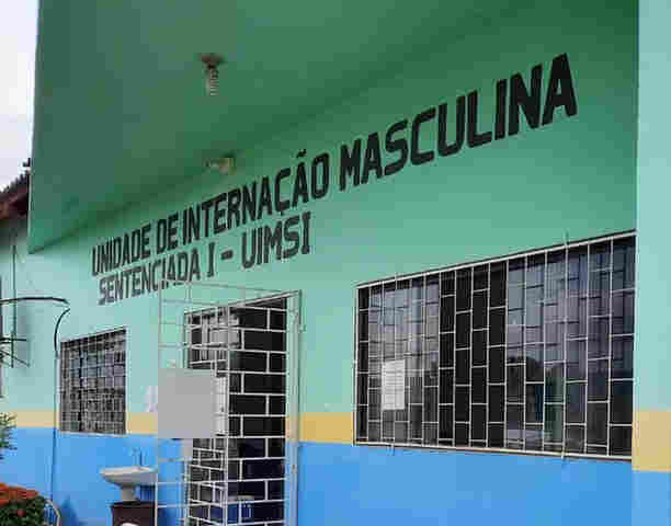 Adolescente foge de unidade de internação após ameaçar socioeducador com arma artesanal