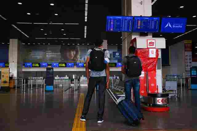 Viajantes não vacinados que desembarcarem no país ficarão de quarentena por cinco dias