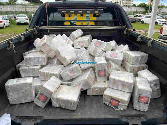 PRF vai apurar infração de trânsito e acaba apreendendo mais de 400 quilos de cocaína em Porto Velho