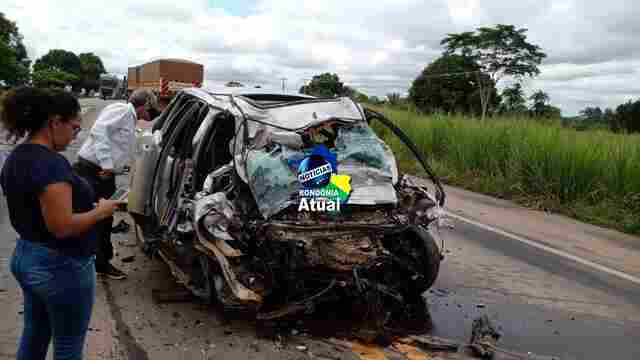 Pai e filho de cinco anos morrem após colisão entre caminhão e Ford Focus na BR-364