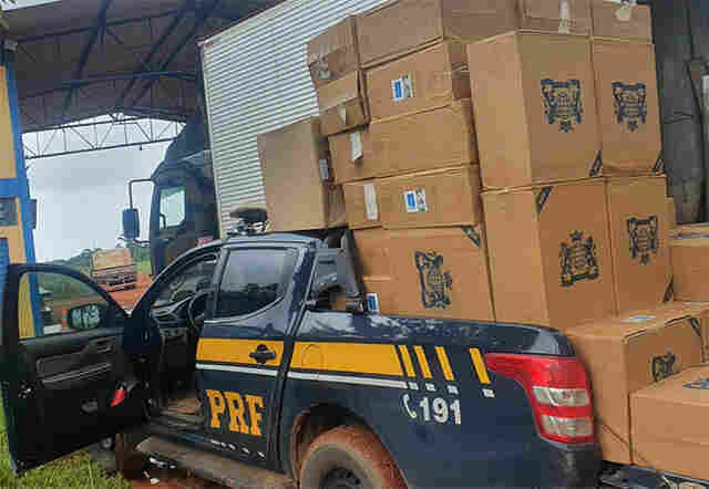 PRF apreende carga com mais de 25 mil maços de cigarro em Guajará-Mirim