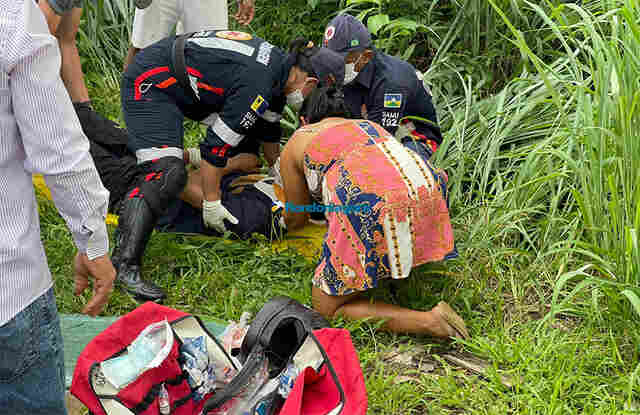 Homem fica ferido após colidir moto contra carro estacionado