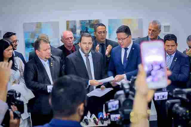 Presidente Alex Redano destaca em coletiva o envio de PCCS de diversas categorias pelo Governo