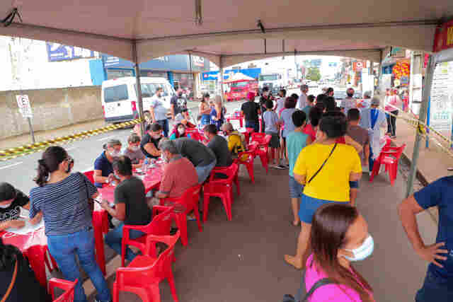 Ação integrada leva vacinação contra a covid-19 e gripe ao Domingão da CDL