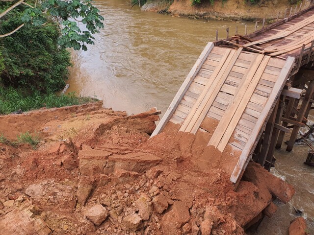 Fortes chuvas causam destruição de cabeceira da ponte de madeira que dá acesso a São Carlos