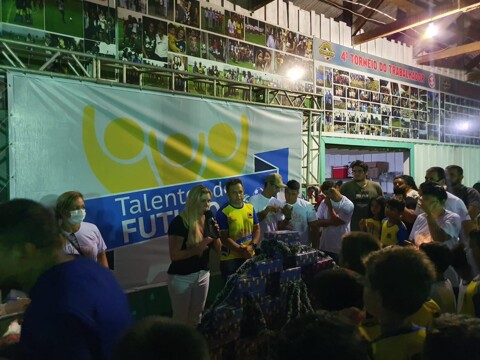 Caravana do Natal das Chuteiras entrega calçados aos alunos do Talentos do Futuro em Extrema