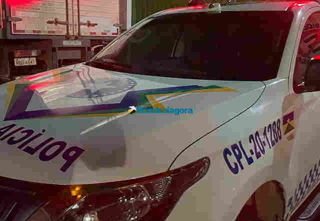 Ladrões se escondem em matagal e roubam moto de casal na zona leste