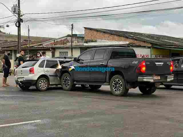 Motorista fica preso às ferragens em grave acidente na capital