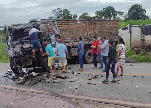 Acidente na BR-364 entre ônibus, caminhão e carreta deixa quatro feridos