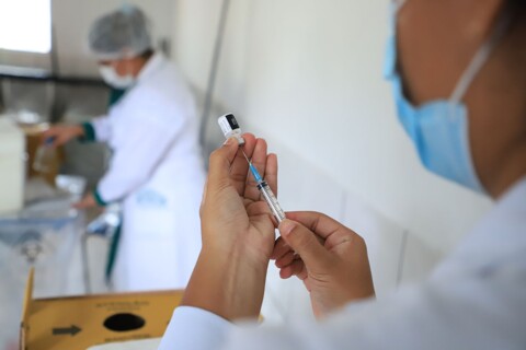 Vacinação contra a covid-19 na capital segue em 18 unidades de saúde até quinta-feira
