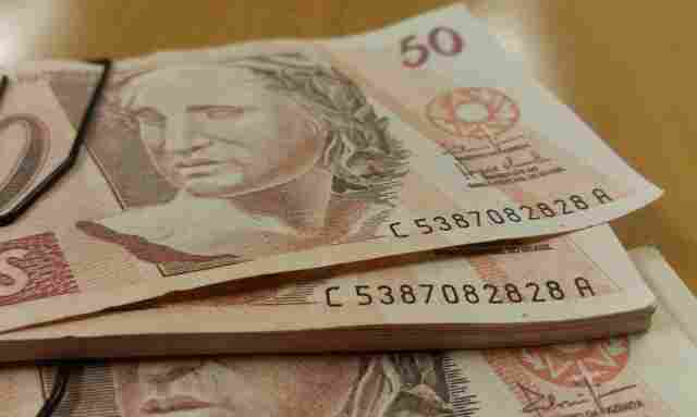 Salário mínimo passa a ser de R$ 1.212