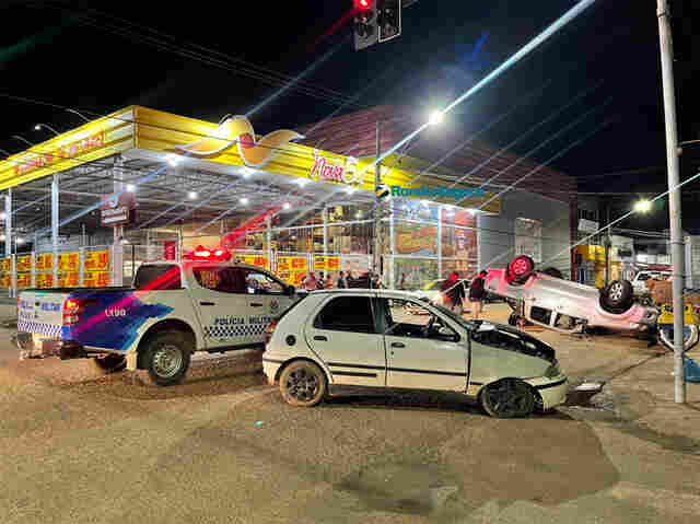 Acidente com capotamento em cruzamento na zona sul