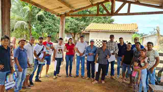 Ismael Crispin anuncia investimentos para atender associação com implementos agrícolas em Seringueiras