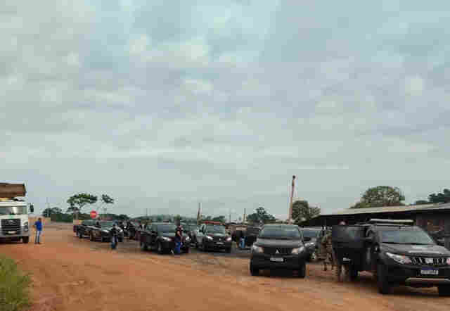 Polícia cumpre cinco mandados de prisão em operação para localizar restos mortais em fazenda