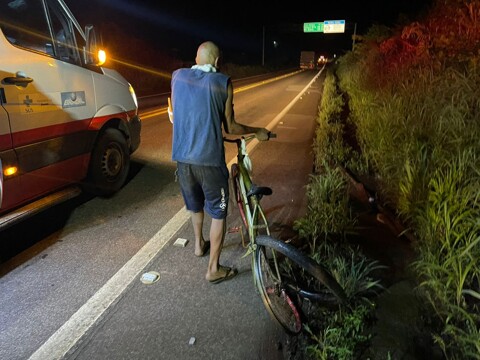 Motorista foge após atropelar ciclista na BR-364
