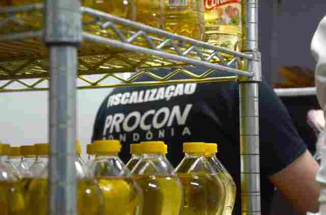 Procon apreende produtos alimentícios com prazo de validade vencido